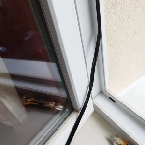 Vkladanie nového tesnenia na okná a rámy