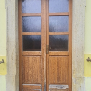 Pred renováciou hlavné dvere